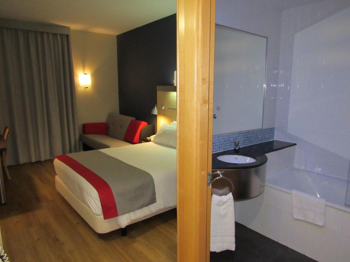 Holiday Inn Express Sant Cugat By Ihg Sant Cugat del Valles Exterior photo
