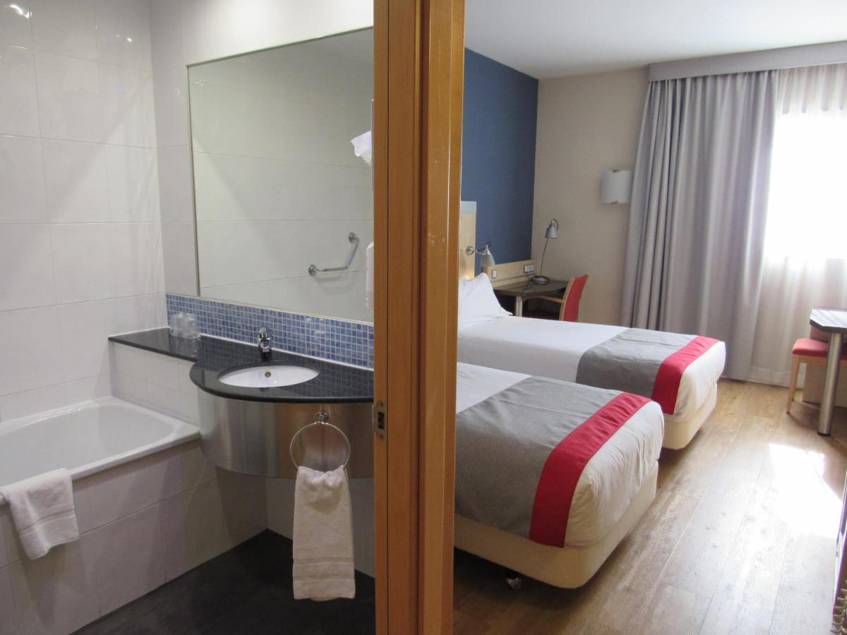 Holiday Inn Express Sant Cugat By Ihg Sant Cugat del Valles Exterior photo