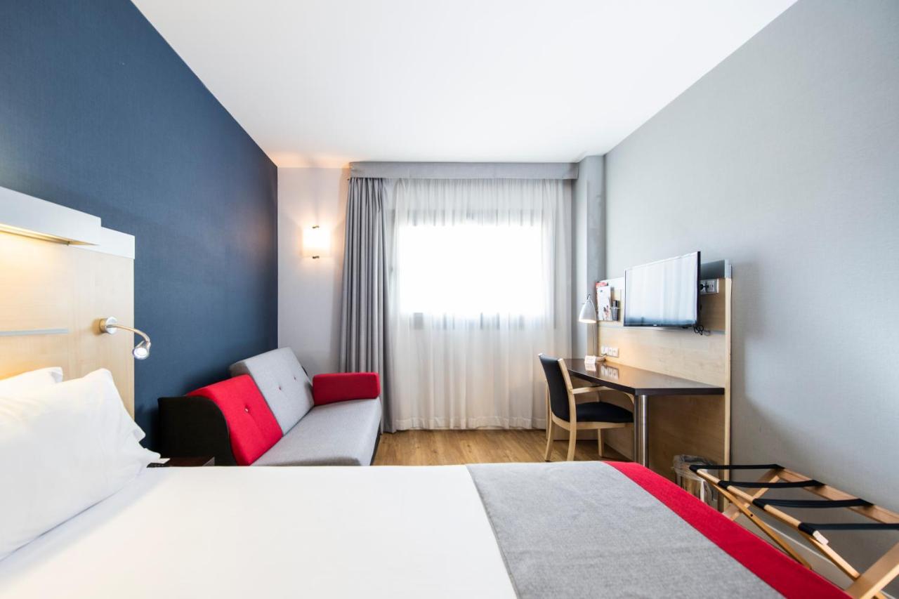 Holiday Inn Express Sant Cugat By Ihg Sant Cugat del Valles Exterior photo