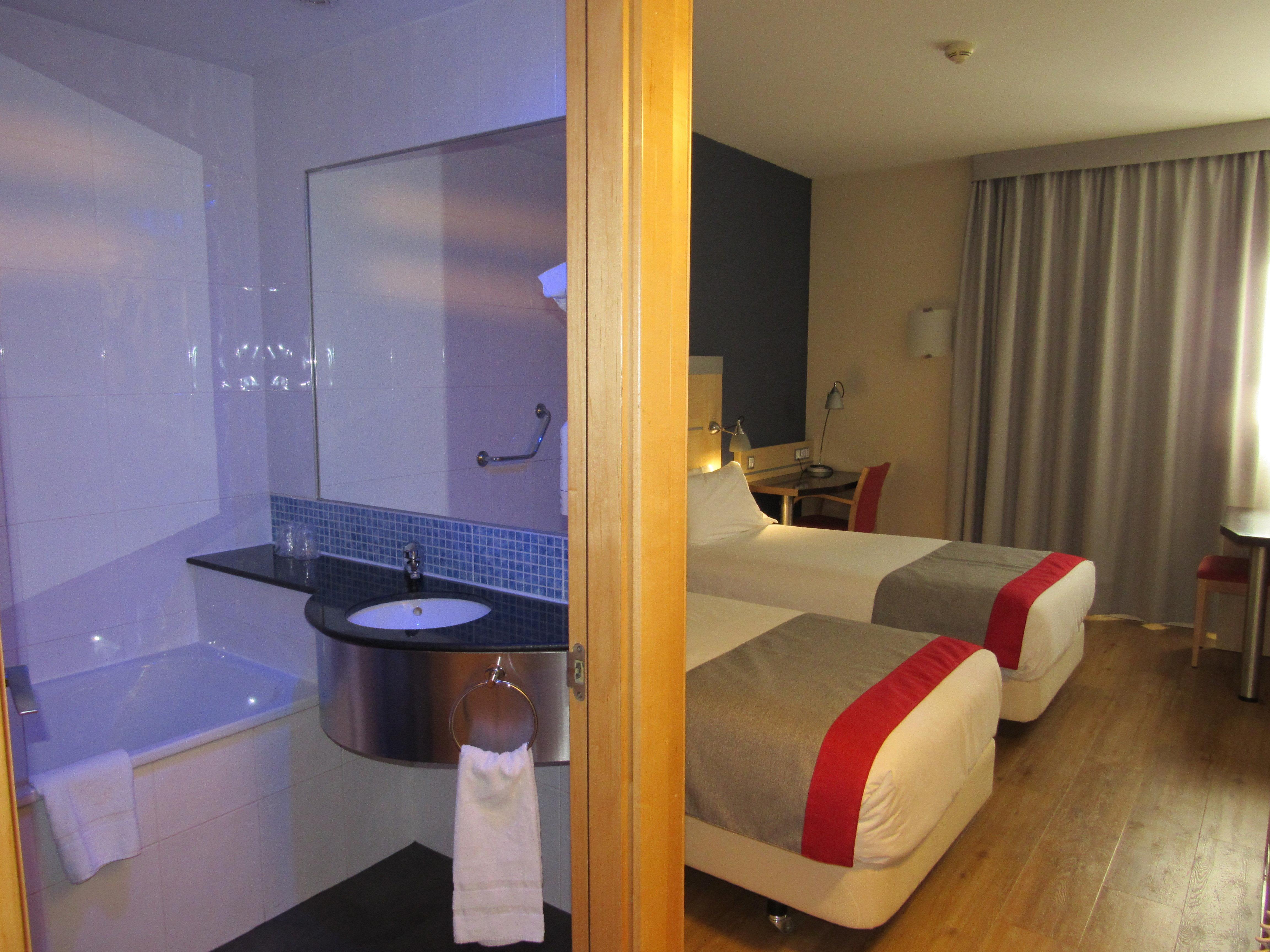 Holiday Inn Express Sant Cugat By Ihg Sant Cugat del Valles Exterior photo