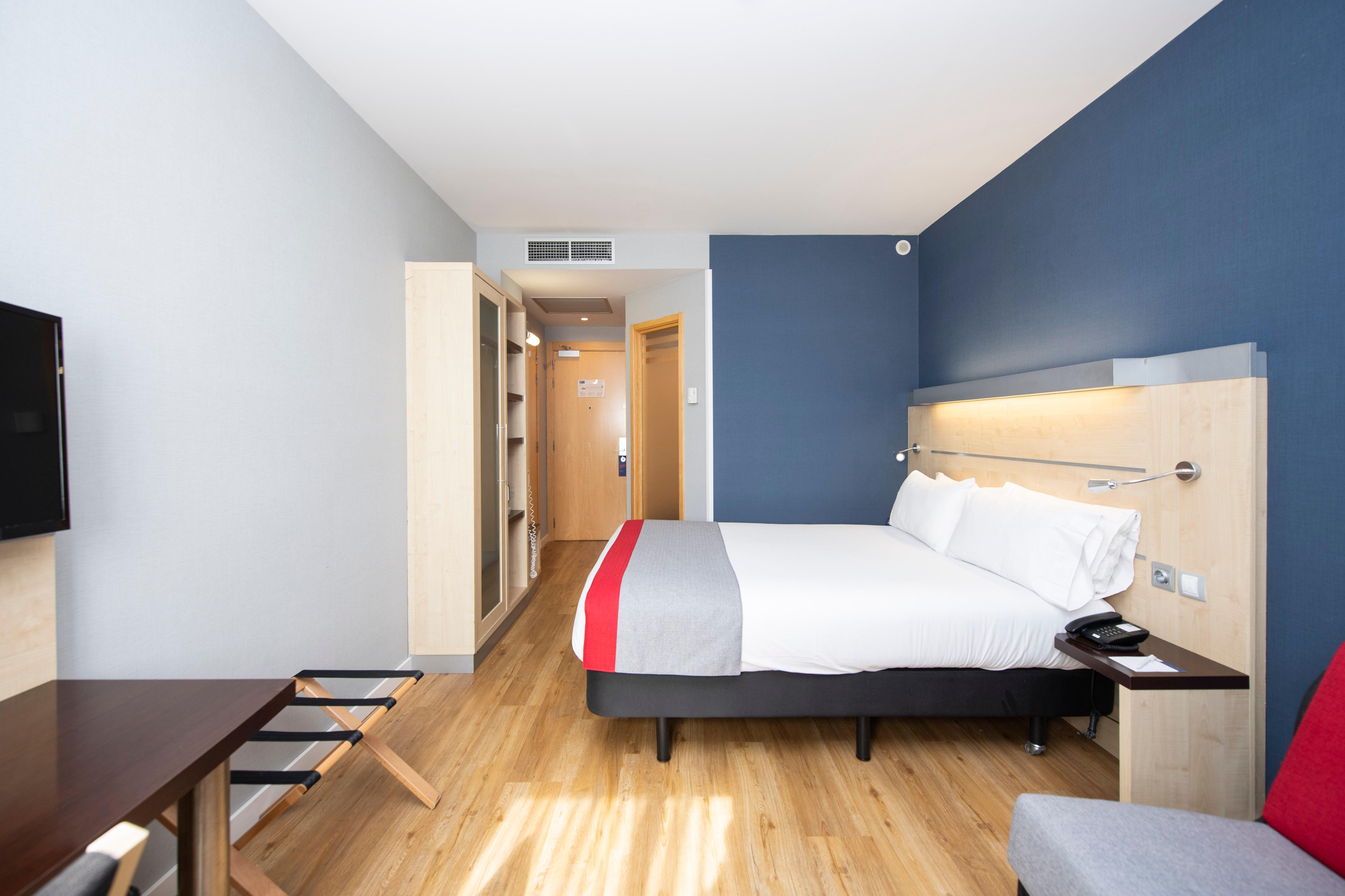 Holiday Inn Express Sant Cugat By Ihg Sant Cugat del Valles Exterior photo