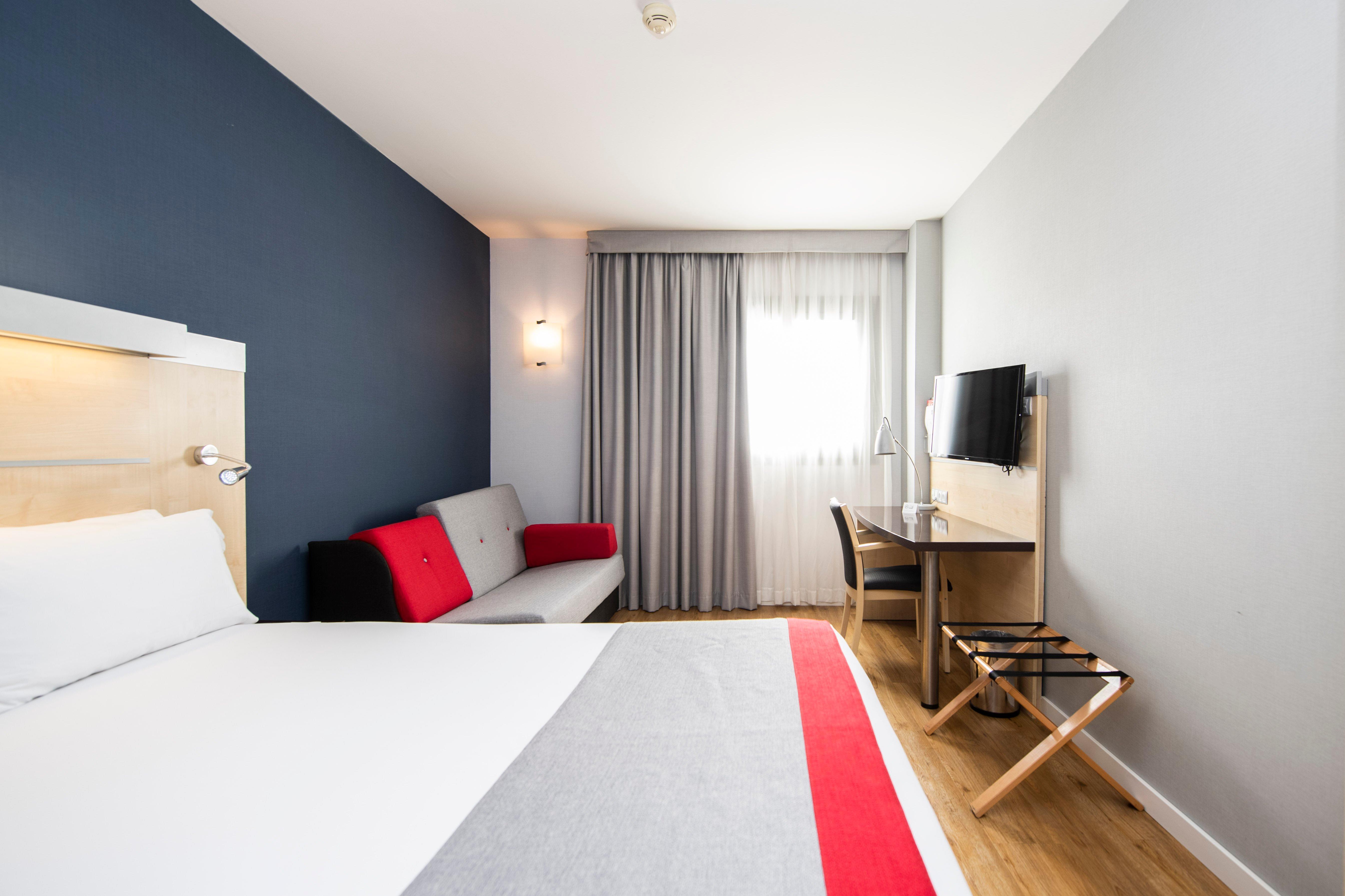 Holiday Inn Express Sant Cugat By Ihg Sant Cugat del Valles Exterior photo