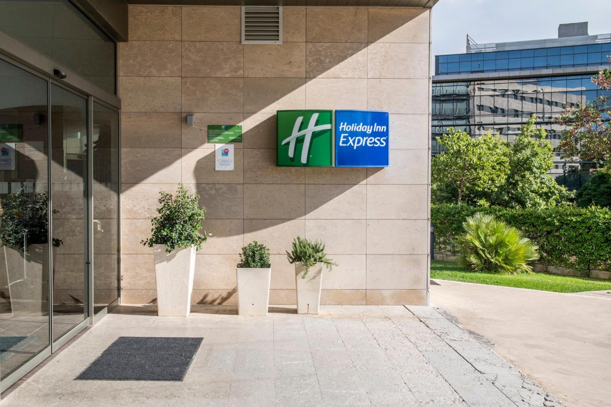 Holiday Inn Express Sant Cugat By Ihg Sant Cugat del Valles Exterior photo