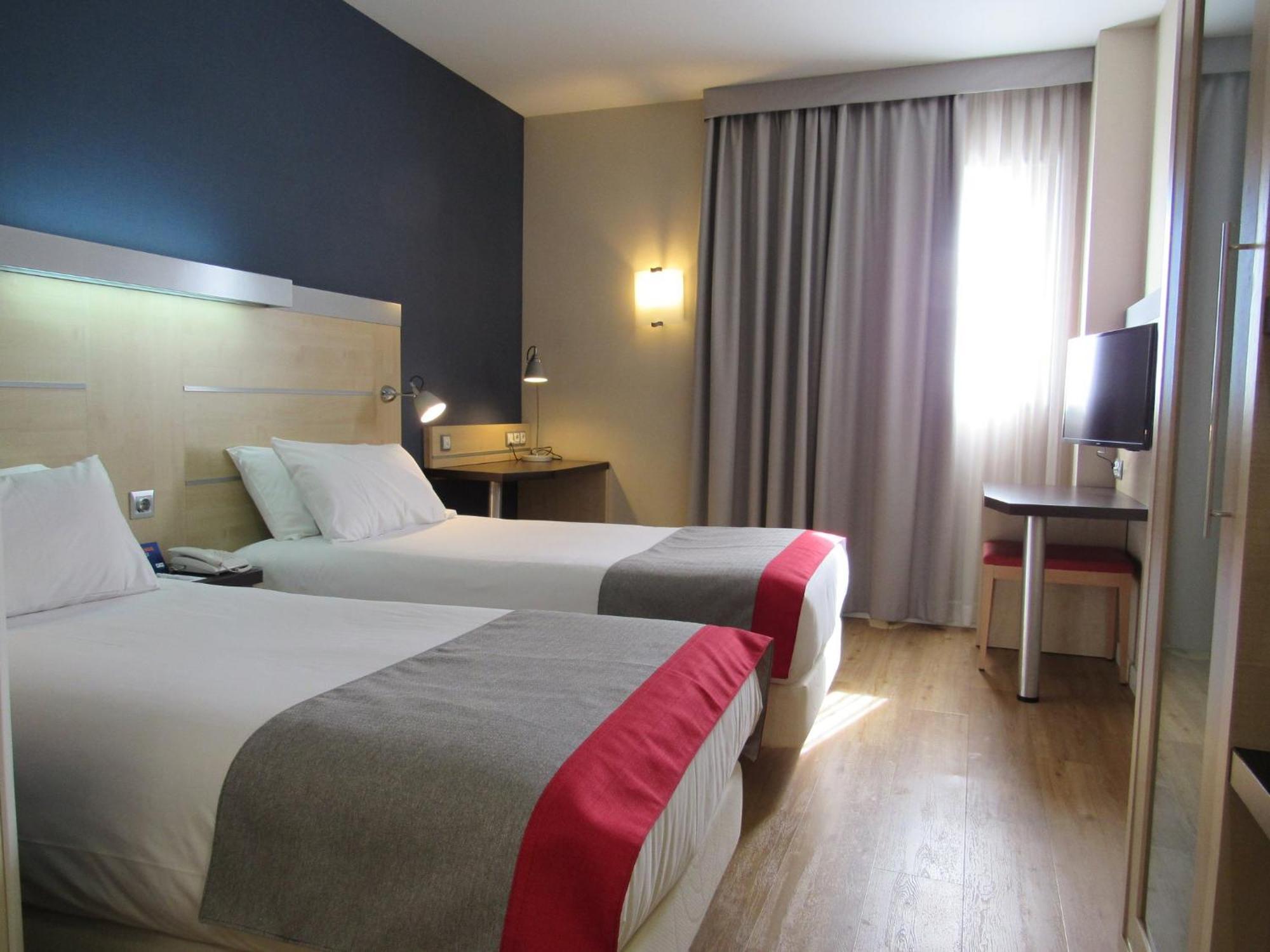 Holiday Inn Express Sant Cugat By Ihg Sant Cugat del Valles Exterior photo