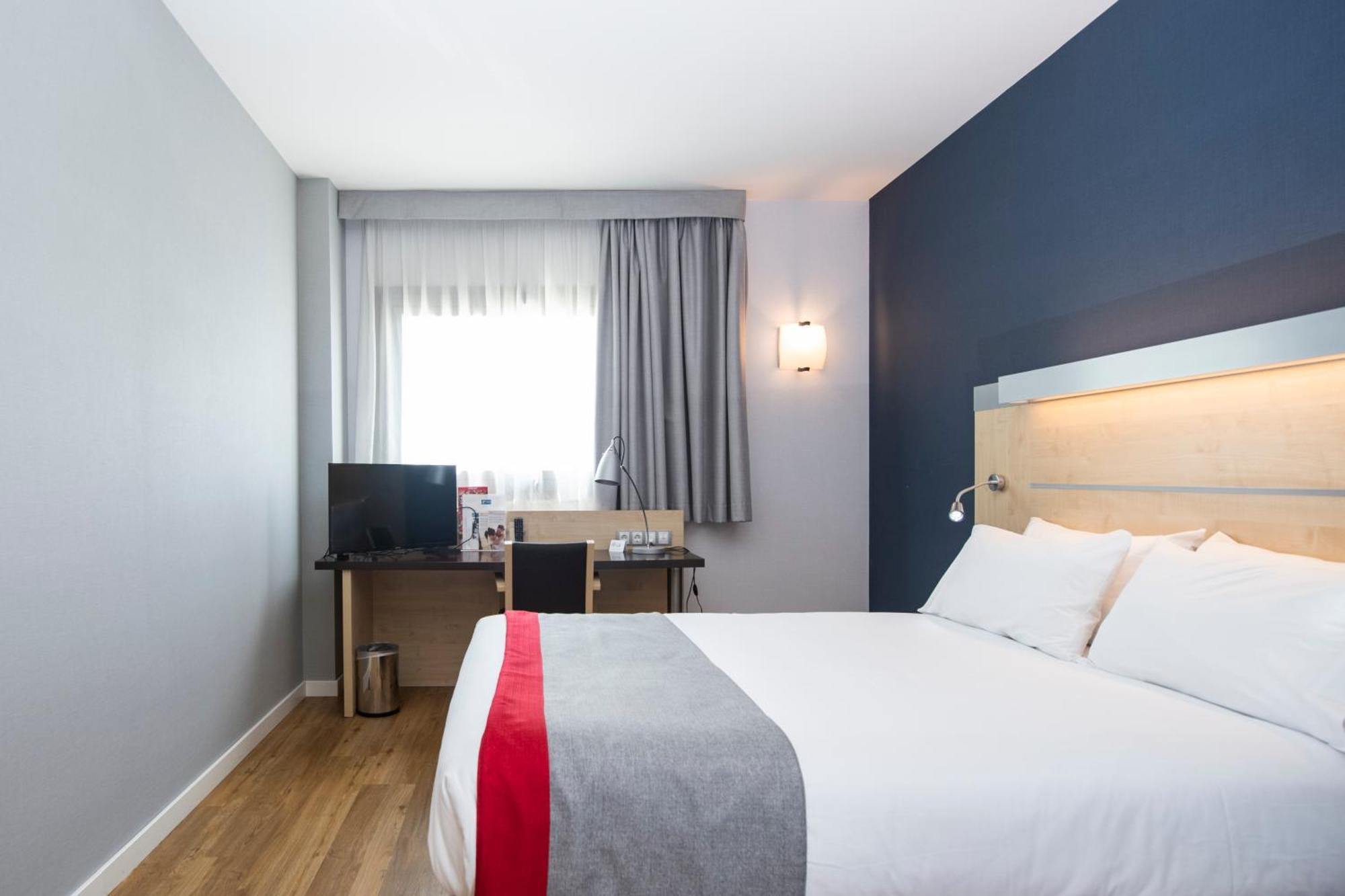 Holiday Inn Express Sant Cugat By Ihg Sant Cugat del Valles Exterior photo
