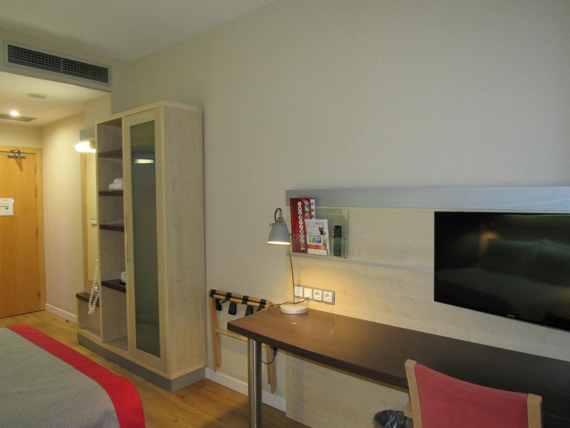 Holiday Inn Express Sant Cugat By Ihg Sant Cugat del Valles Room photo