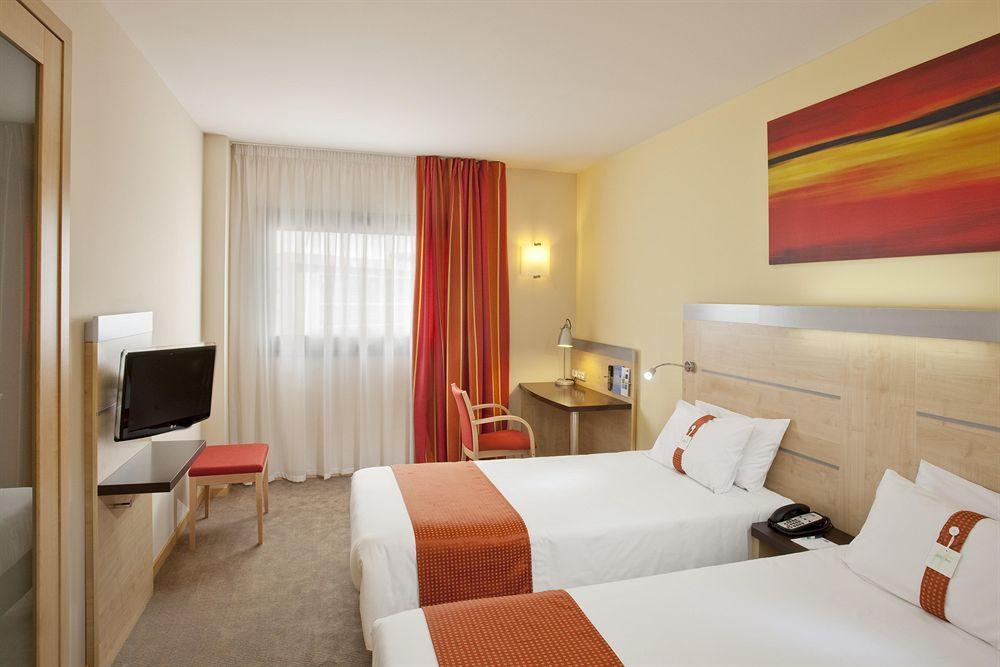 Holiday Inn Express Sant Cugat By Ihg Sant Cugat del Valles Exterior photo