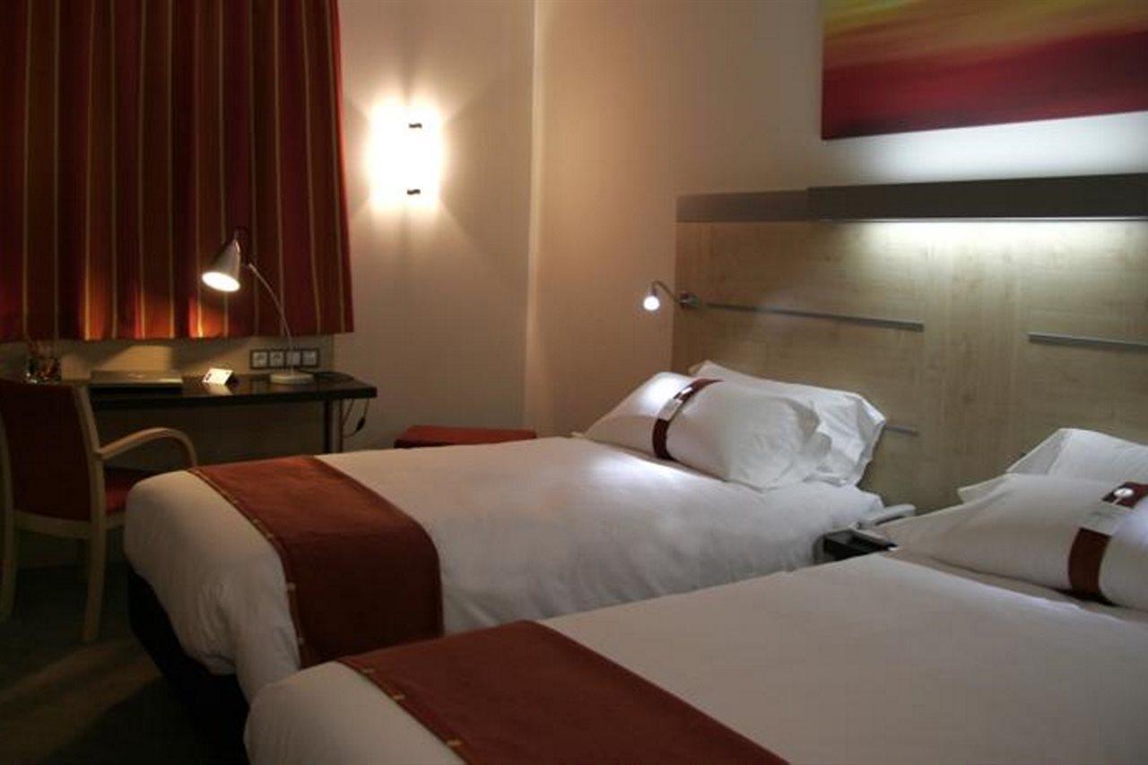 Holiday Inn Express Sant Cugat By Ihg Sant Cugat del Valles Exterior photo