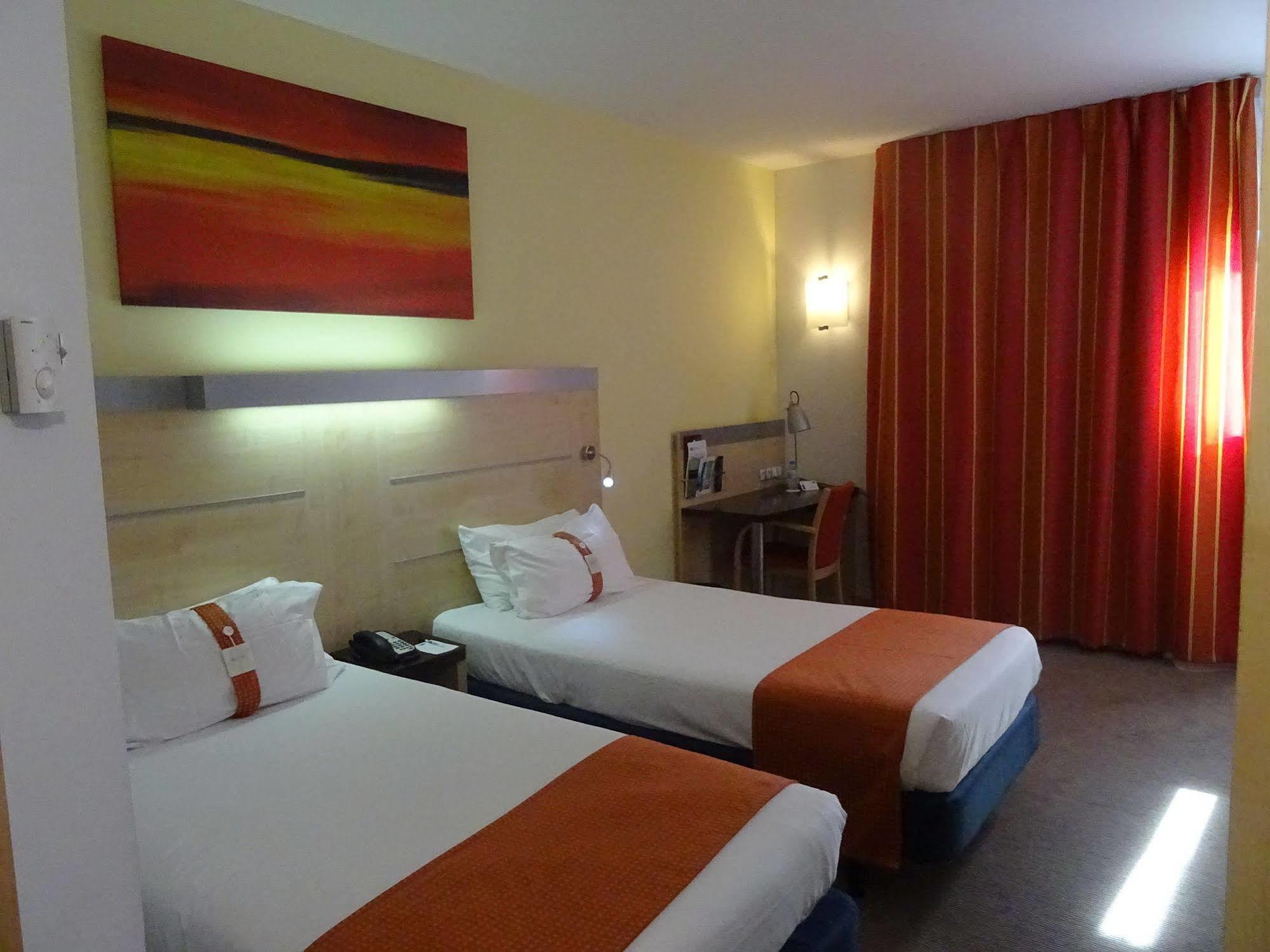 Holiday Inn Express Sant Cugat By Ihg Sant Cugat del Valles Exterior photo